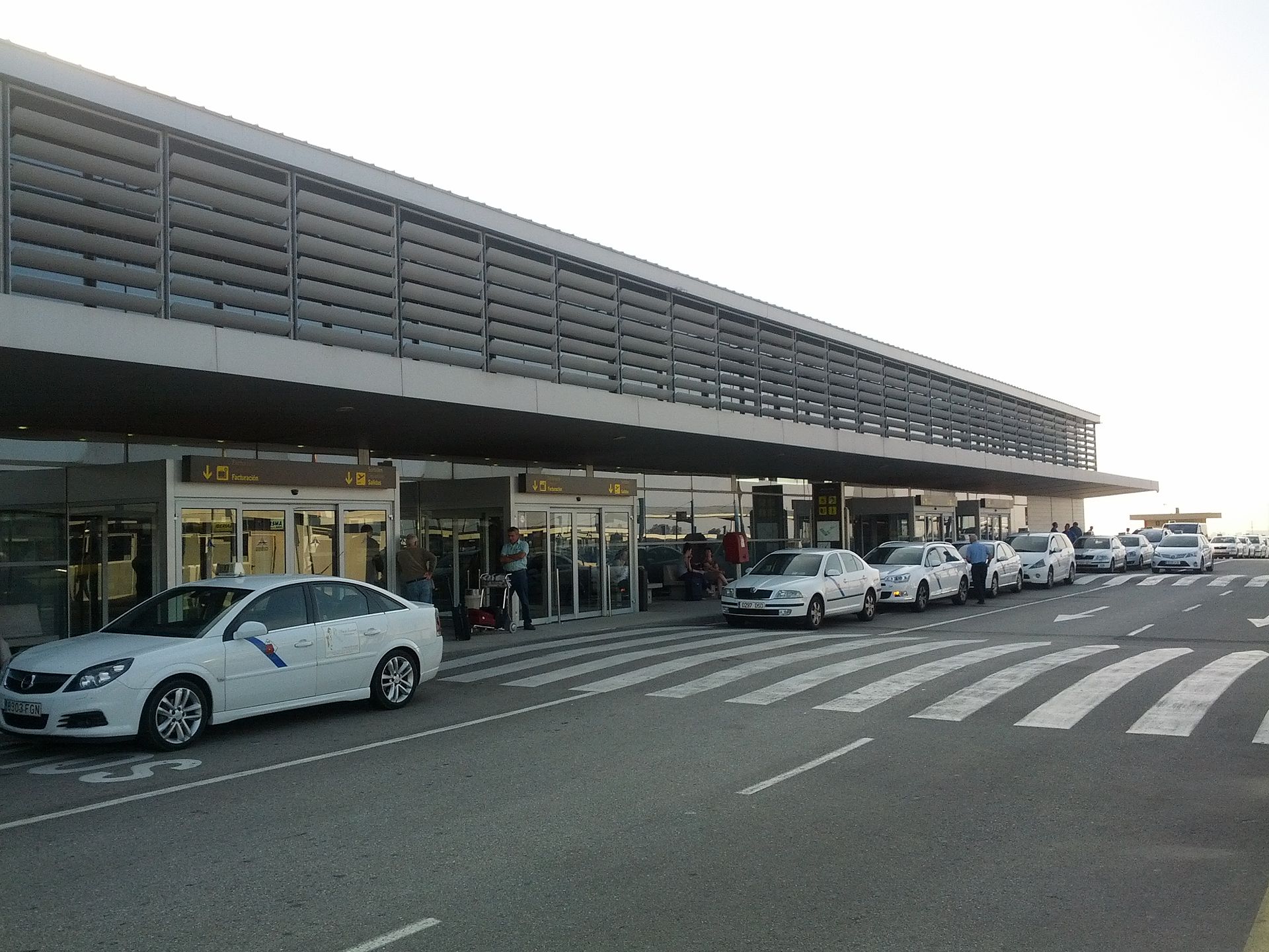 El Aeropuerto de Reus es el principal aeropuerto  internacional que presta servicio en la ciudad de Reus. 